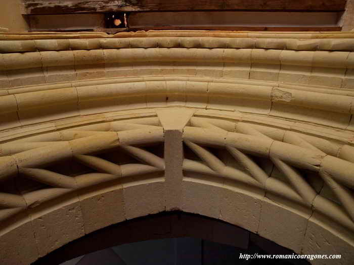 Portada de acceso al templo desde el claustro